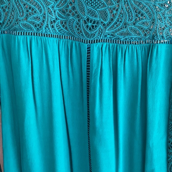 Gorgeous emerald green lace top - Picture 4 of 6